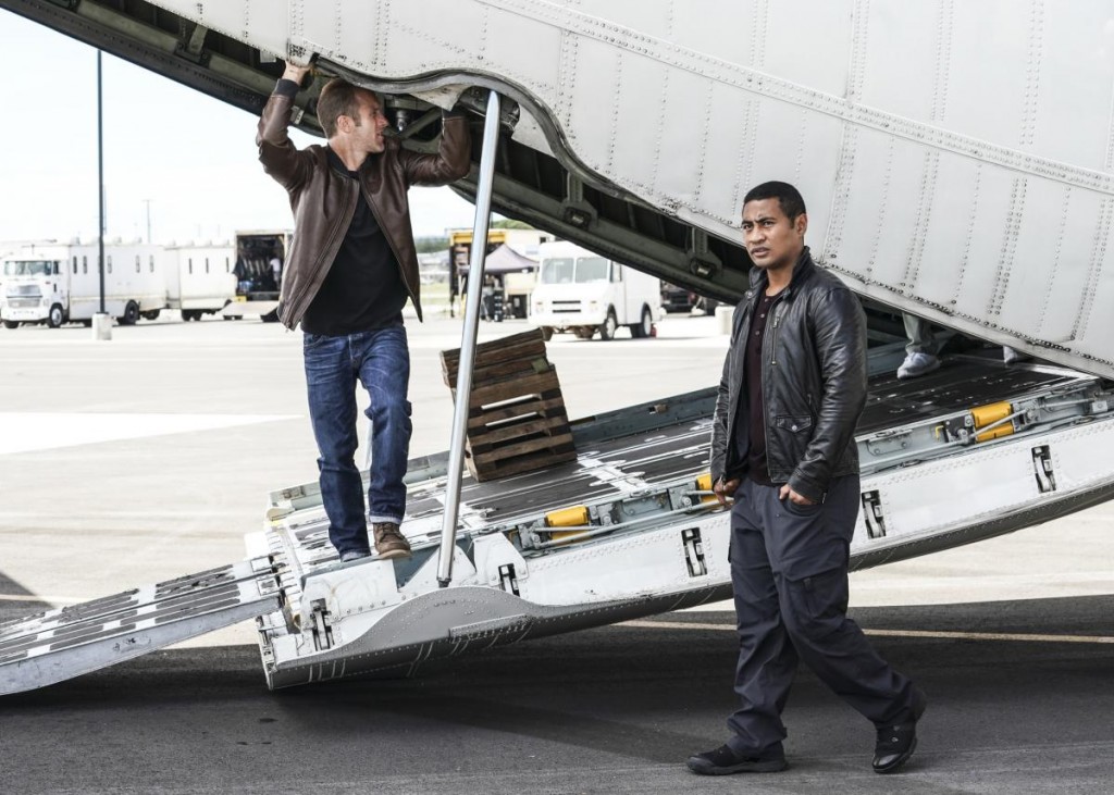 Danny (Scott Caan) et Junior (Beulah Koale) se trouvent vers l'avion.