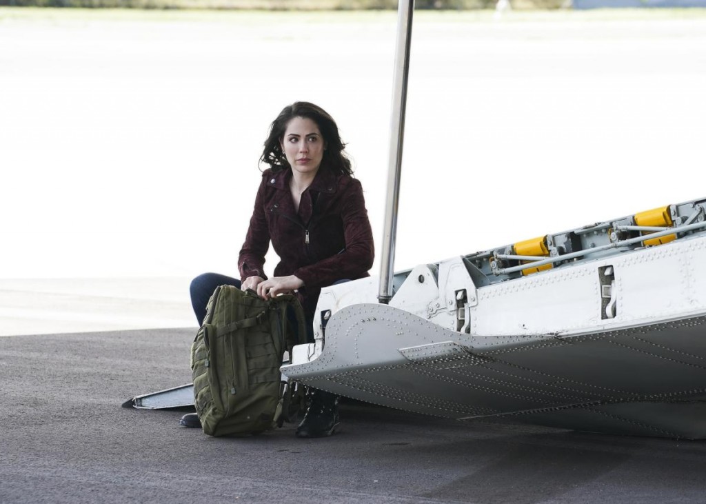 Catherine (Michelle Borth) prépare son sac avant de repartir en mission.
