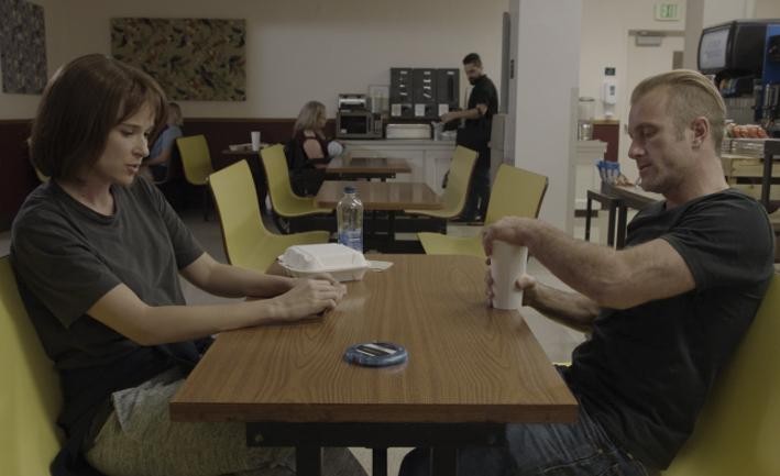 En attendant que le bipeur sur la table ne sonne, Rachel (Claire Van Der Boom) et Danny (Scott Caan) mangent un peu à la cafétéria de l'hôpital... 