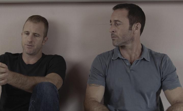 Dans un couloir de l'hôpital, Danny (Scott Caan) et Steve (Alex O'Loughlin) discutent de Grace et de l'enquête en cours...
