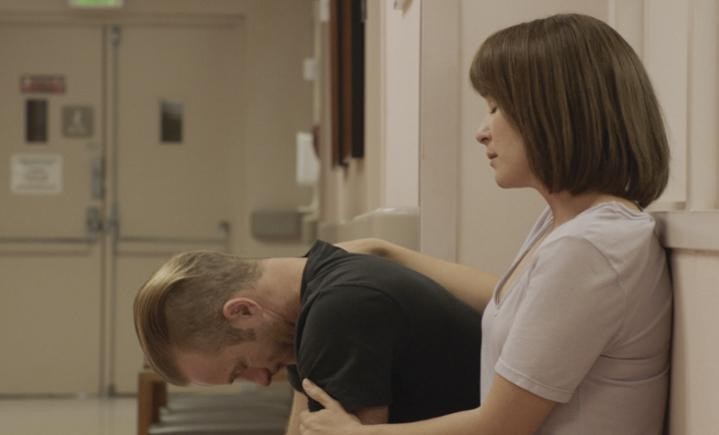 Danny et Rachel attendent désespérément dans le couloir de l'hôpital. 