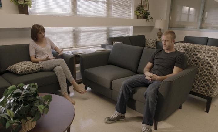 Rachel (Claire Van Der Boom) et Danny (Scott Caan) discutent ensemble.