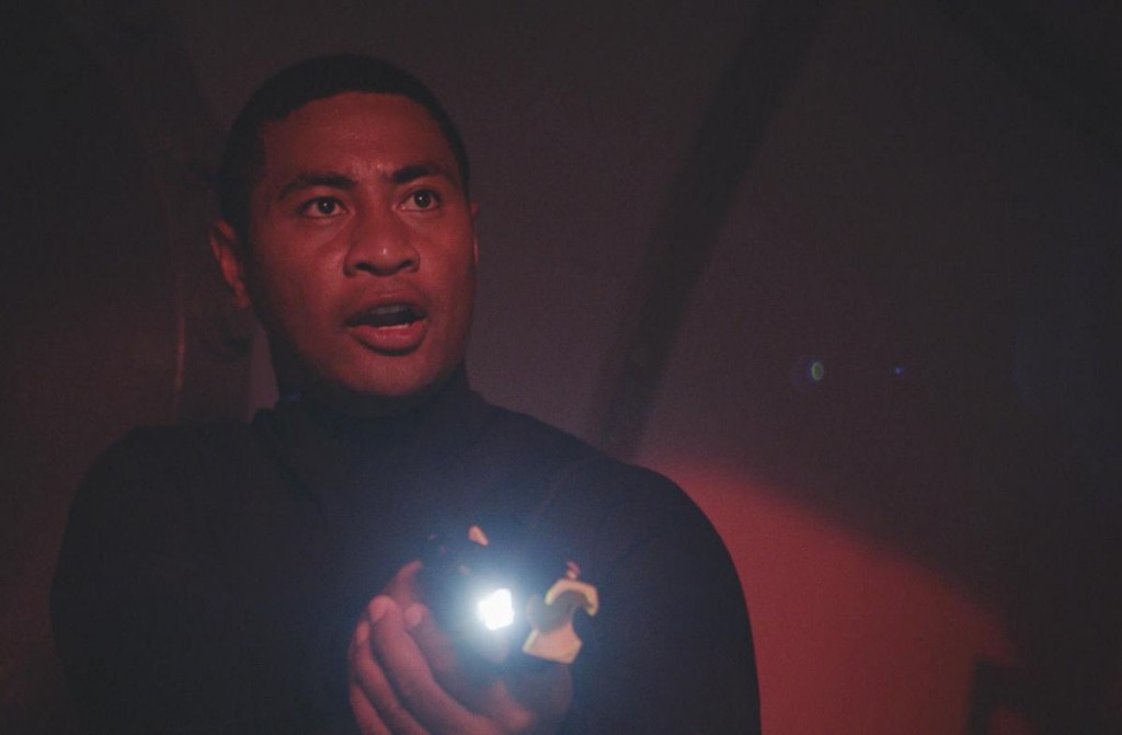 Junior utilise la lampe torche de son arme dans le laboratoire sous-marin.