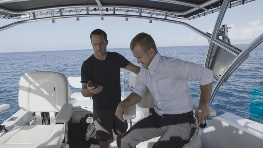 Sur un bateau, McGarrett (Alex O'Loughlin) et Danny (Scott Caan) sont en contact avec Grover grâce à un téléphone satellite.
