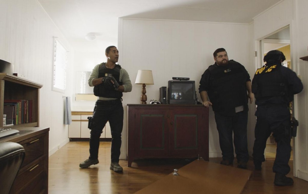 Junior (Beulah Koale) et Jerry (Jorge Garcia) fouillent la chambre de leur suspect. 