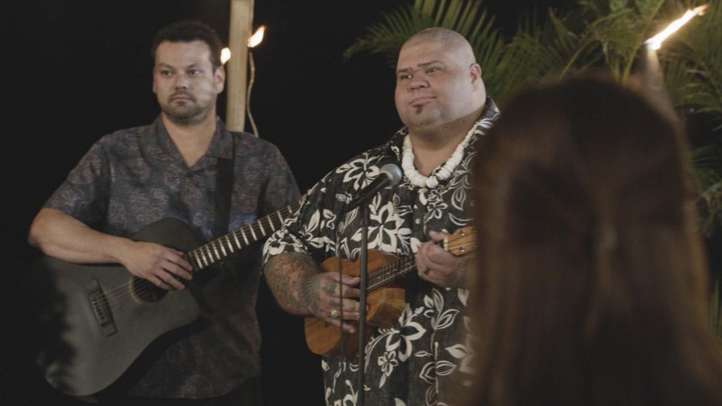 Afin de rendre hommage à son ami décédé, Flippa (Shawn Mokuahi Garnett) interprète une chanson avec son ukulele.