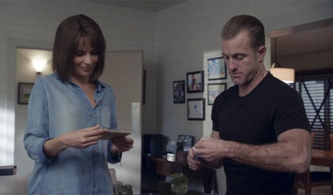 Rachel (Claire Van Der Boom) et Danny (Scott Caan) se remémorent des souvenirs après avoir retrouver des objets datant de l'époque du New Jersey.