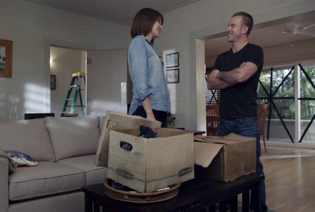 Alors qu'ils viennent de ressortir de vieux cartons, Rachel (Claire Van Der Boom) et Danny (Scott Caan) plaisantent ensemble.