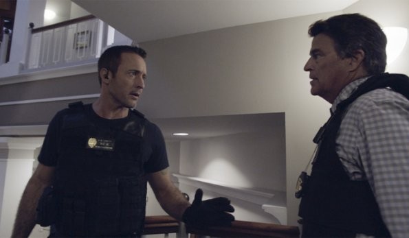 McGarrett (Alex O'Loughlin) discute avec l'agent Collins (Ted McGinley) du FBI (Federal Bureau of Investigation).