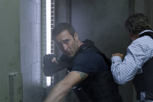 Devant la porte de la salle d'interrogatoire, McGarrett (Alex O'Loughlin) donne des instructions aux agents du FBI.