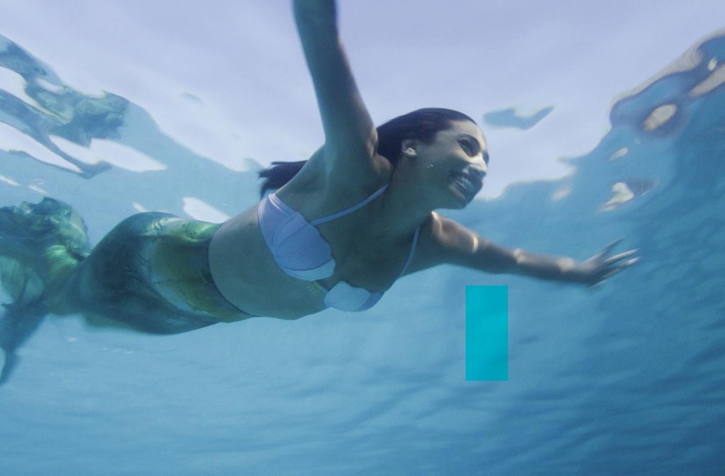 Tani Rey (Meaghan Rath) nage dans l'océan avec sa queue de sirène. 