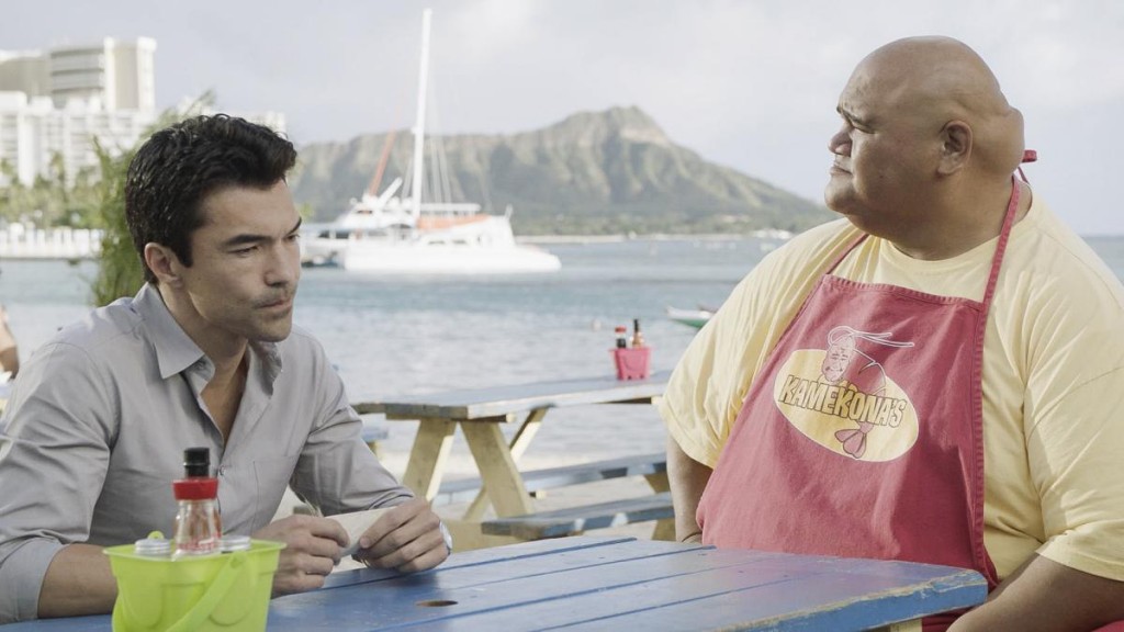 Adam (Ian Anthony Dale) et Kamekona (Taylor Wily) discutent ensemble à une table du camion de crevettes.