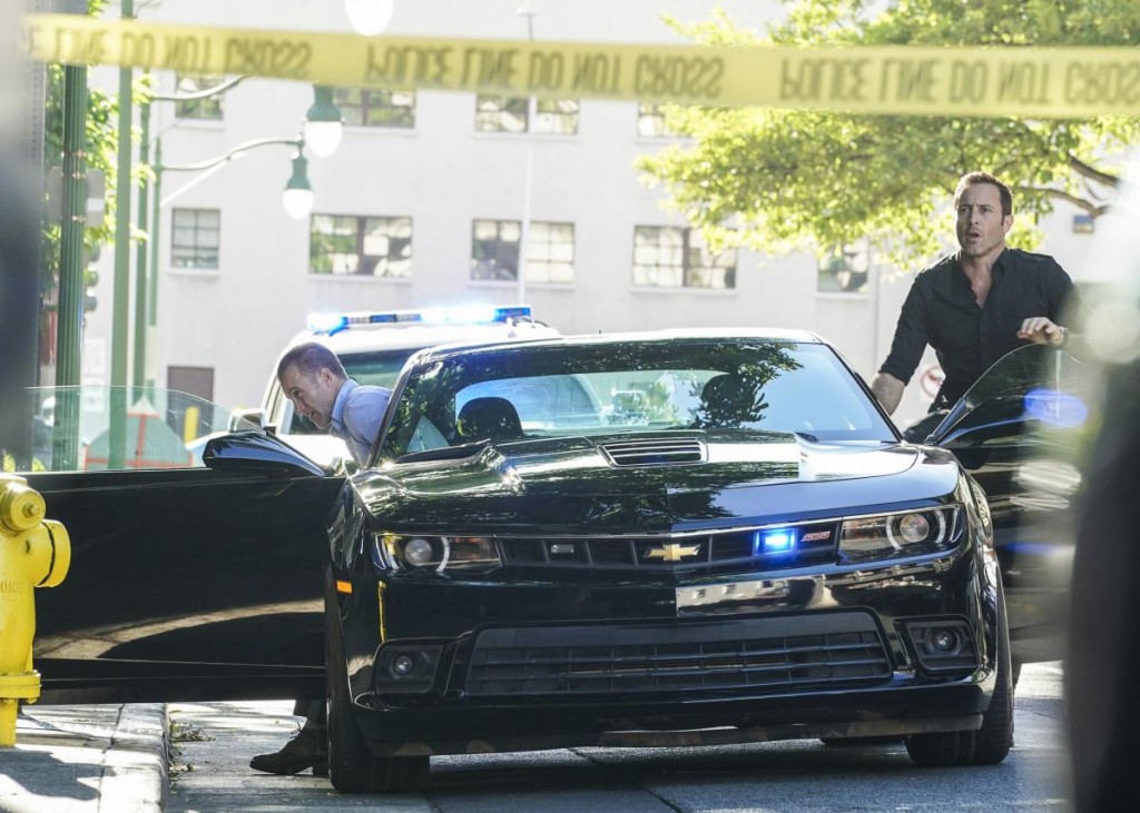 Steve (Alex O'Loughlin) et Danny (Scott Caan) descendent de leur voiture afin de se diriger vers le lieu du braquage.
