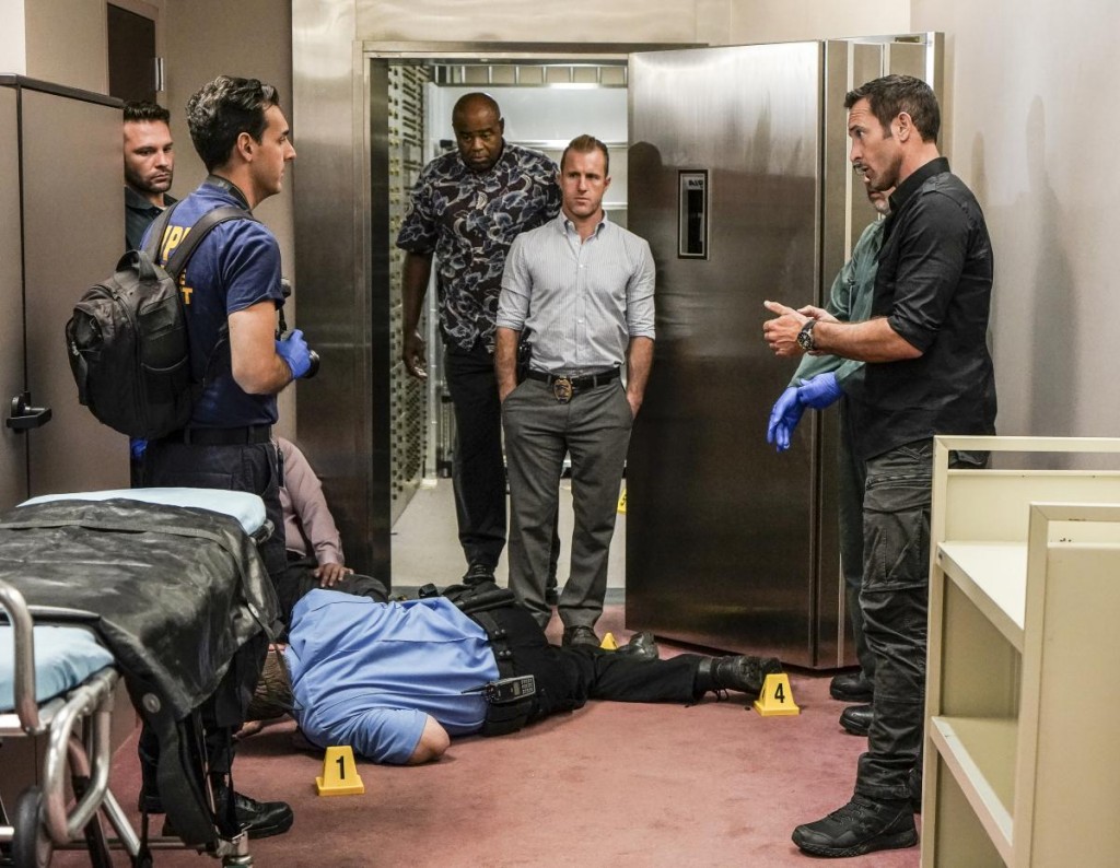 Grover (Chi McBride), Danny (Scott Caan) et Steve (Alex O'Loughlin) viennent de rejoindre le HPD sur le lieu de la scène de crime.