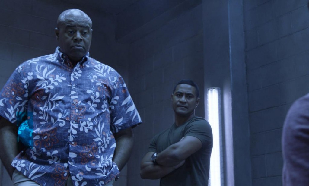 Grover (Chi McBride) et Junior (Beulah Koale) se trouvent dans la salle d'interrogatoire afin d'interroger un suspect.