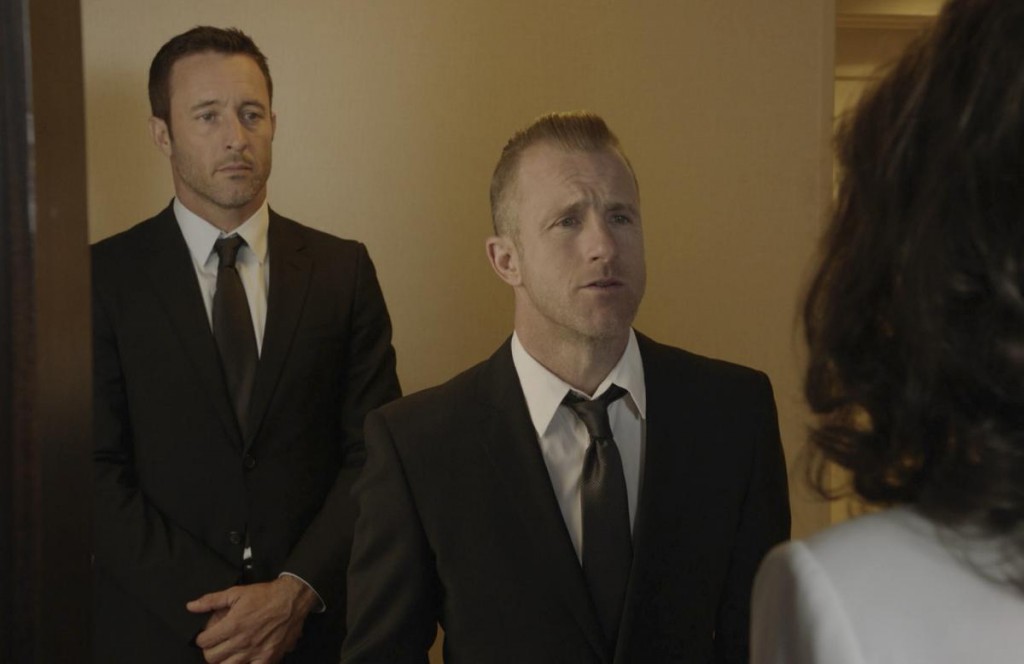 Steve (Alex O'Loughlin) et Danny (Scott Caan) se présentent devant Amanda (Joan Collins) en costard-cravate.