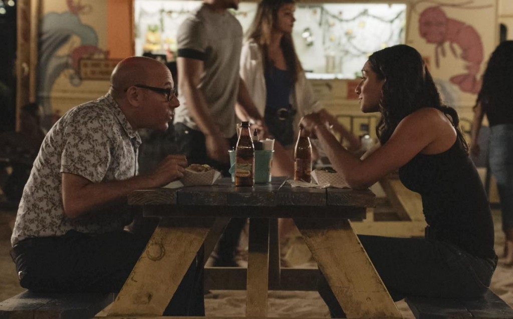 Hirsch (Willie Garson) et Tani (Meaghan Rath) mangent ensemble à une table du camion de crevettes.