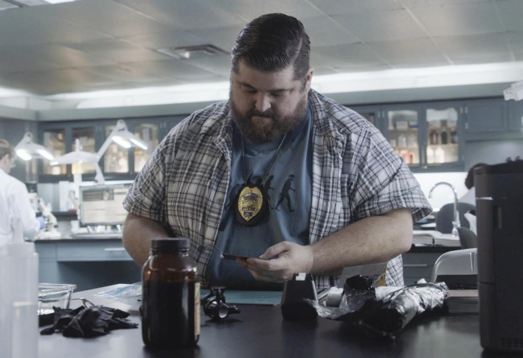 Jerry (Jorge Garcia) est en train de travailler au laboratoire de la police scientifique.