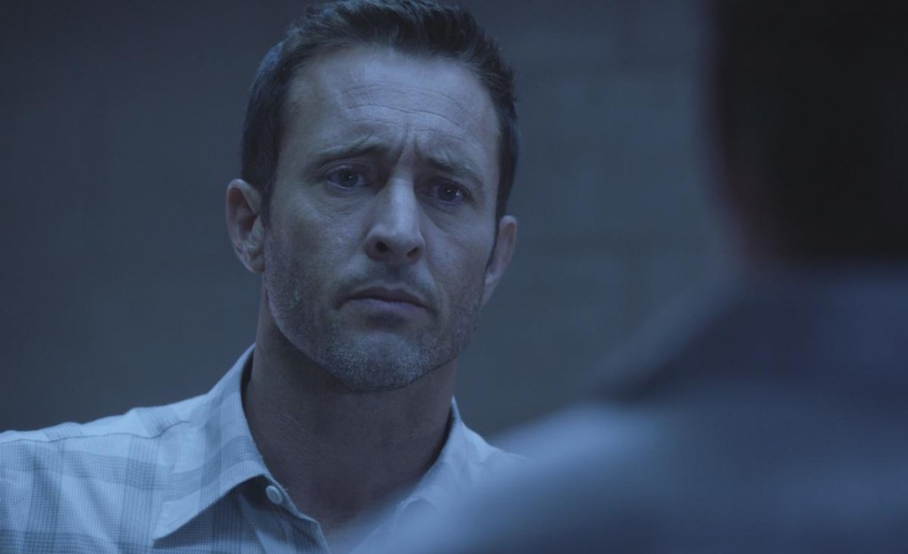 McGarrett (Alex O'Loughlin) interroge un homme dans la salle d'interrogatoire.