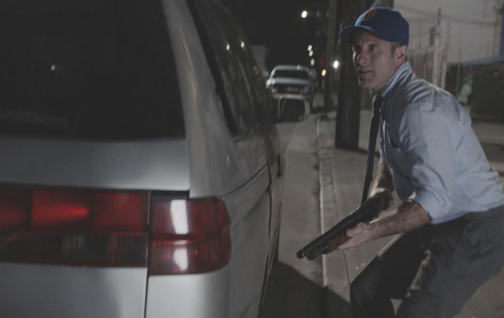 Lors d'un flashback datant de 2010, Danny (Scott Caan) poursuit un suspect.