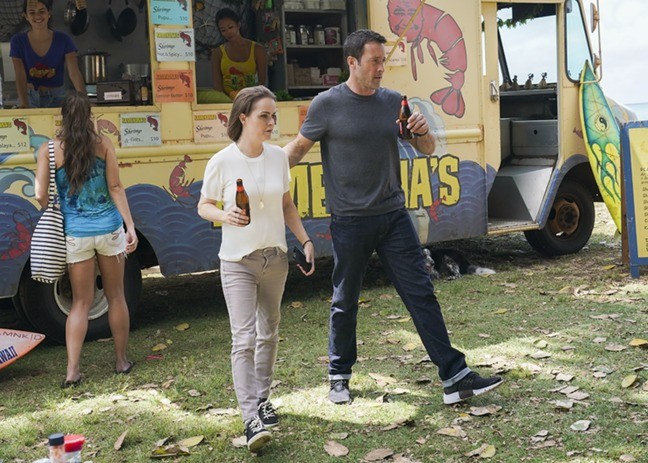 Steve (Alex O'Loughlin) et sa sœur, Mary (Taryn Manning), se trouvent devant le camion de crevettes avec une bière à la main. 