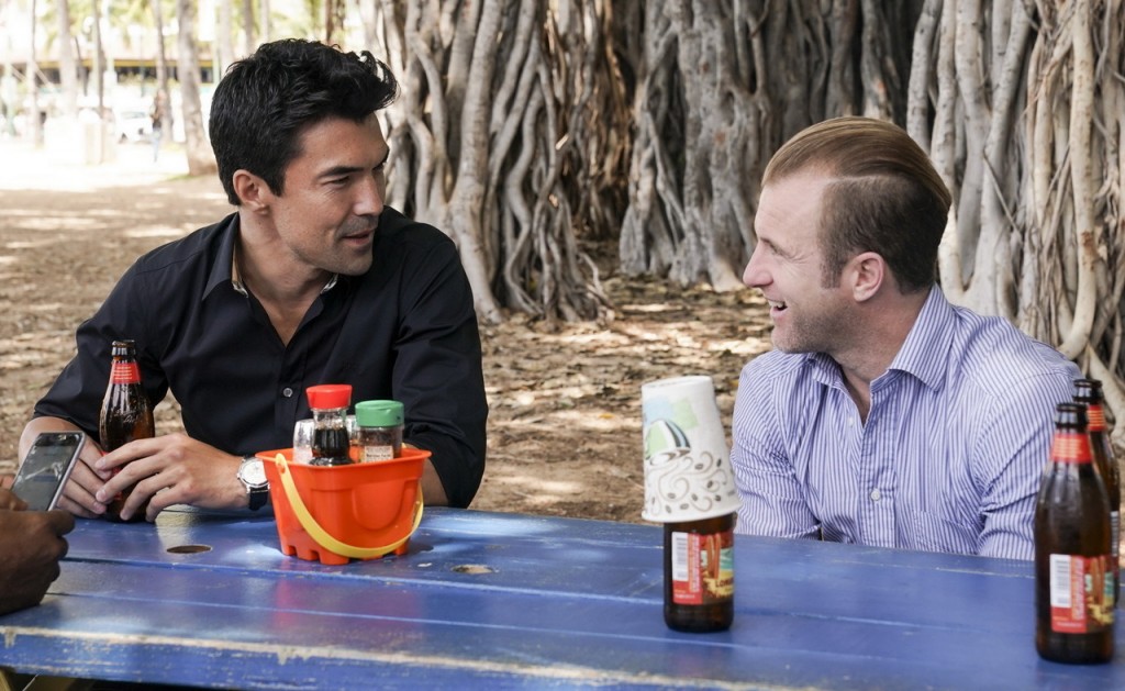 Adam (Ian Anthony Dale) et Danny (Scott Caan) discutent ensemble tout en prenant une bière.