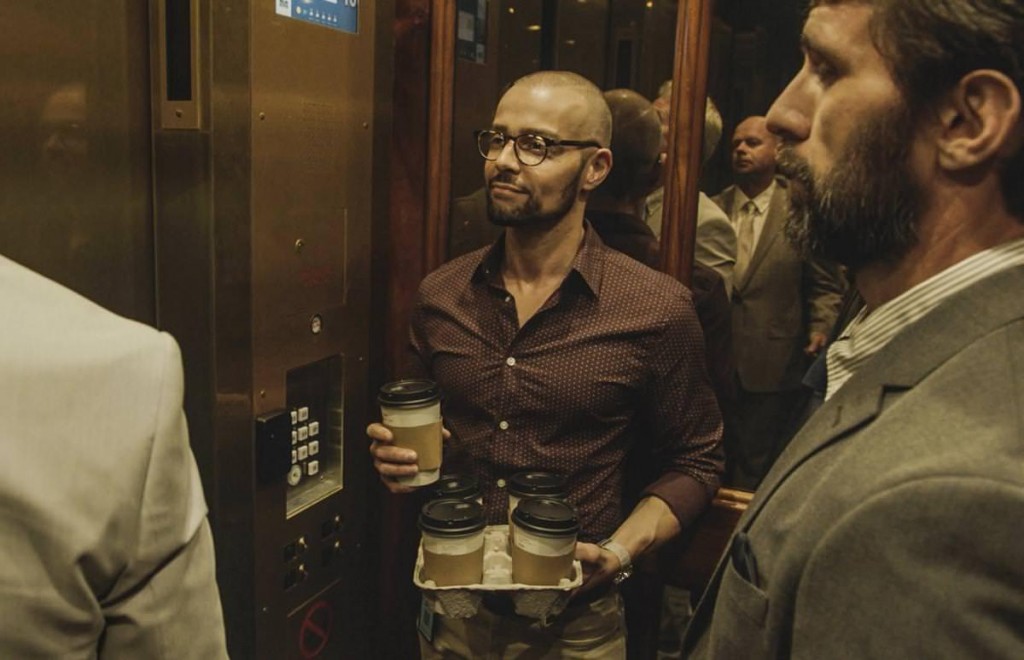 Aaron Wright (Joey Lawrence) se trouve dans un ascenseur avec plusieurs hommes en costard-cravate. 