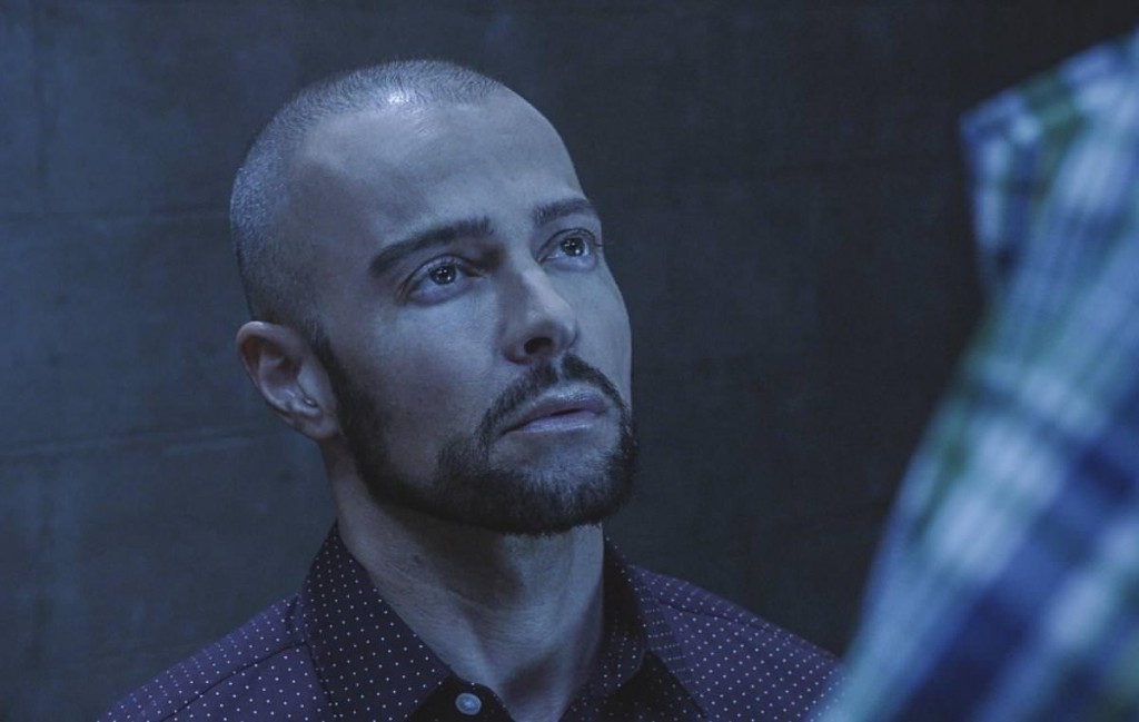 Aaron Wright (Joey Lawrence) se retrouve face à Jerry dans la salle d'interrogatoire.
