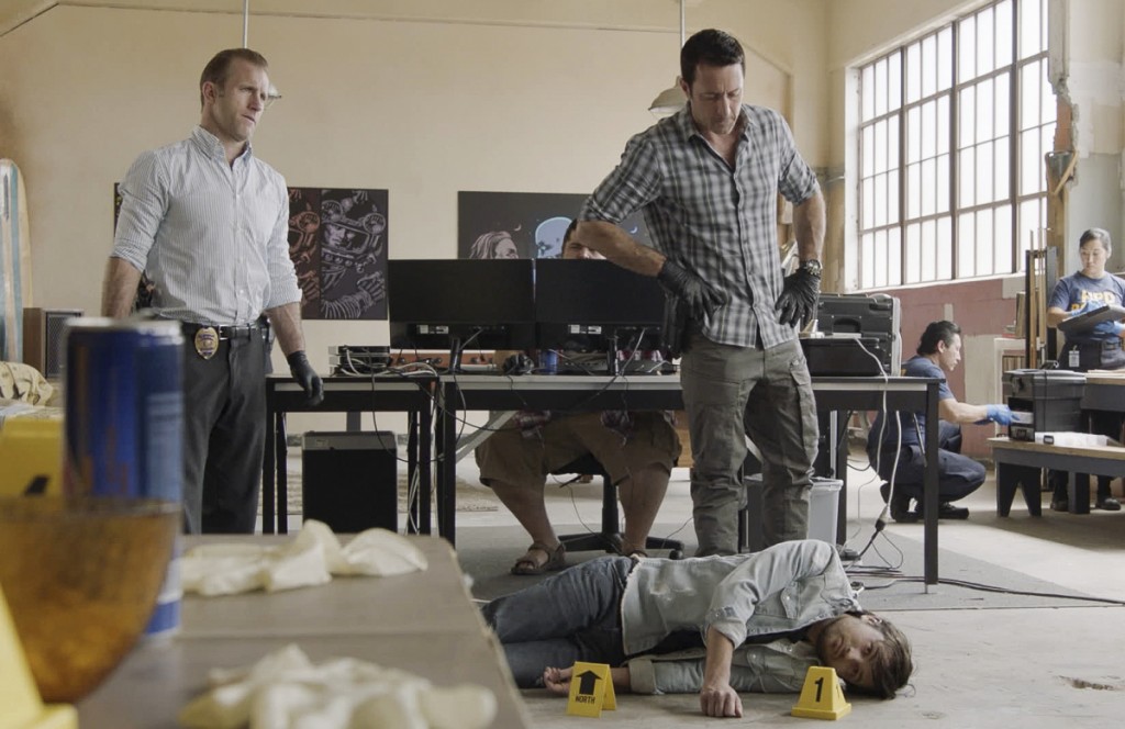 Danny (Scott Caan) et Steve (Alex O'Loughlin) se trouvent sur une scène de crime.