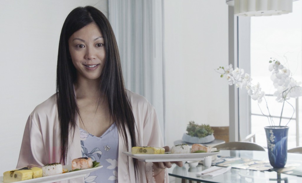 Tamiko (Brittany Ishibashi) propose un petit-déjeuner à Adam.