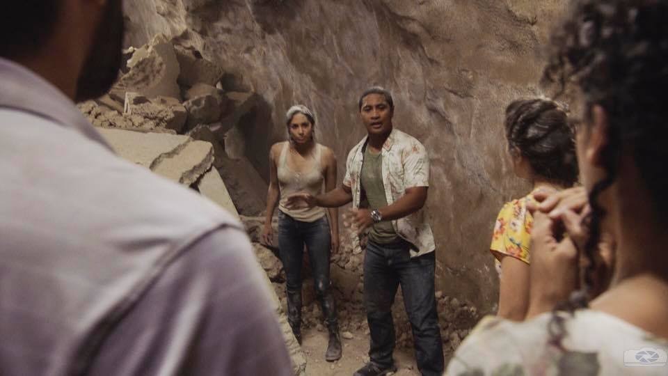 Tani (Meaghan Rath) et Junior (Beulah Koale) viennent de réunir les civils coincés dans le tunnel.