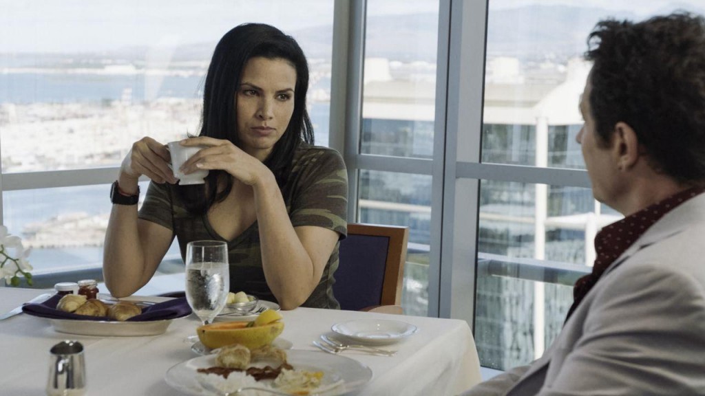 Quinn (Katrina Law) boit un café en compagnie de Wes Cullen (Rob Morrow). Il y a également des viennoiseries sur la table.
