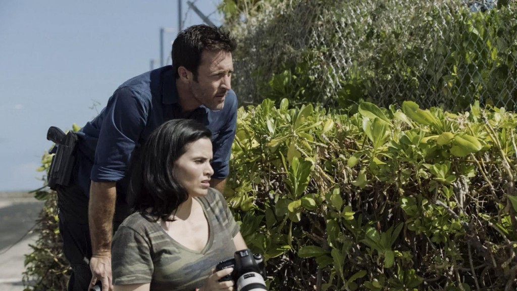 McGarrett (Alex O'Loughlin) et Quinn (Katrina Law) observent quelque chose à l'aide d'un appareil photo.