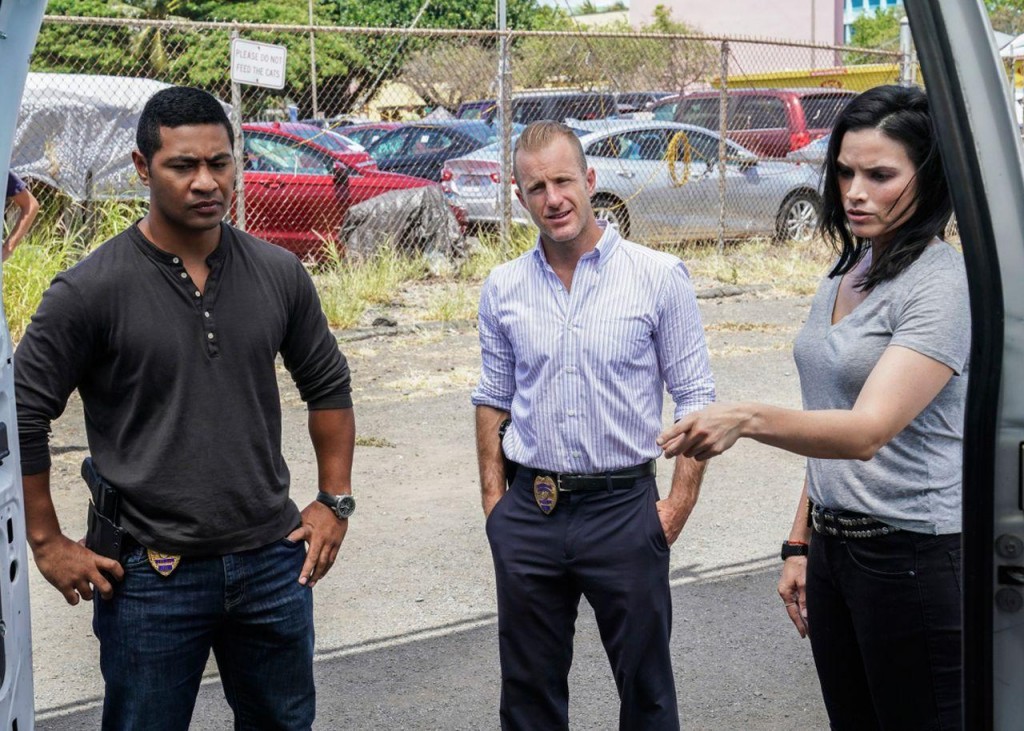 Alors qu'ils se trouvent devant une camionnette, Quinn (Katrina Law) pointe quelque chose du doigt afin d'attirer l'attention de Junior et Danny.