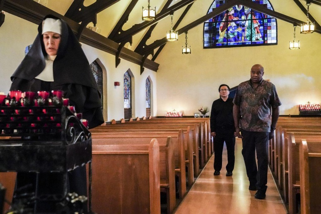 Grover (Chi McBride) et Max (Masi Oka) marchent dans l'église jusqu'en direction d'une nonne.