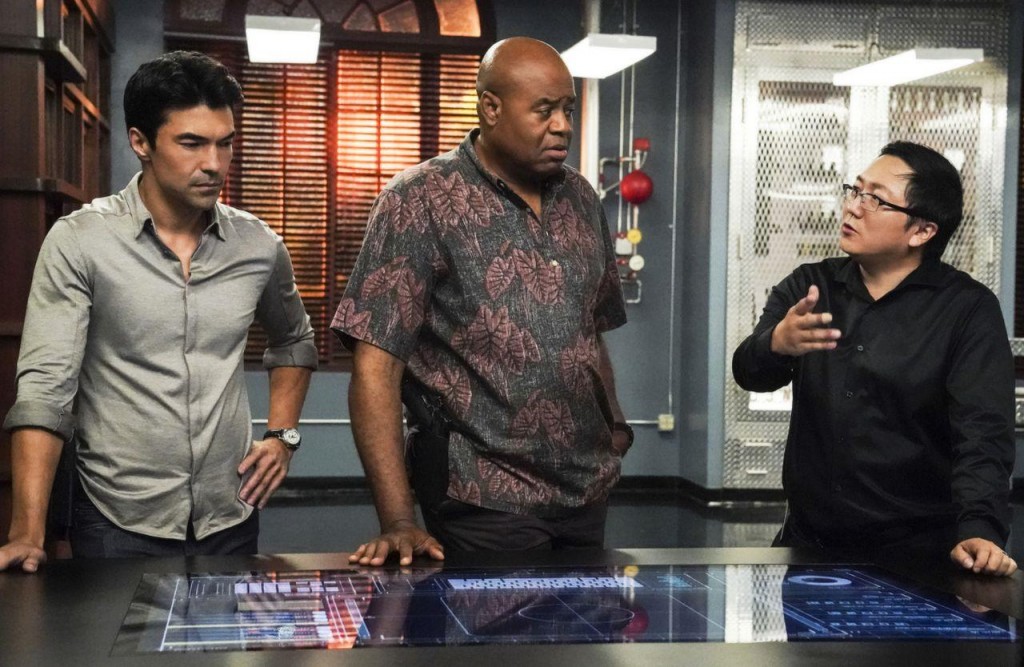 Adam (Ian Anthony Dale), Grover (Chi McBride) et Max (Masi Oka) discutent de l'enquête en cours.