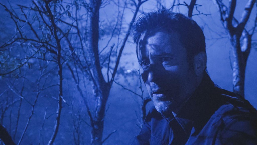 McGarrett (Alex O'Loughlin) se trouve dans une forêt.