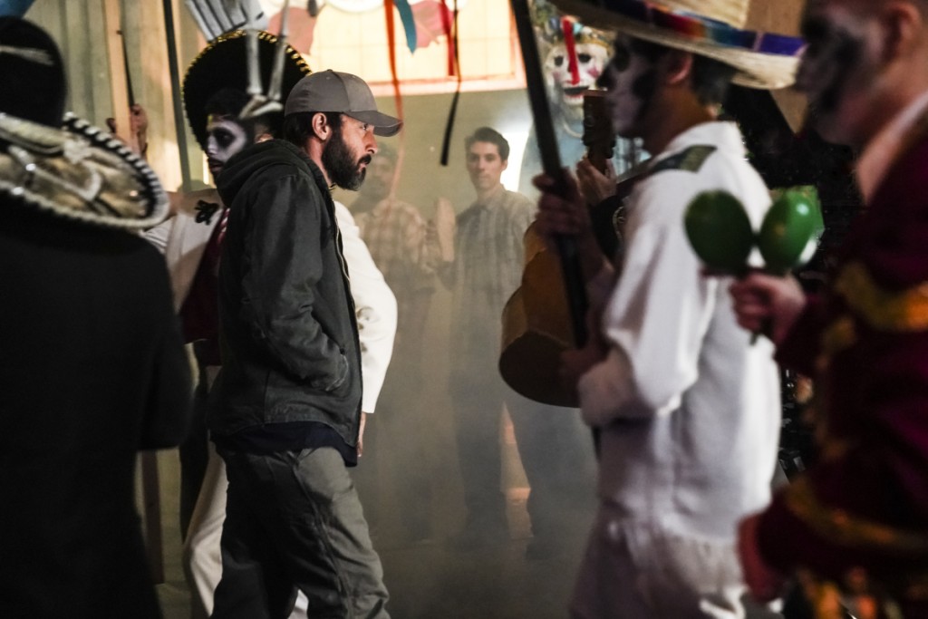 McGarrett (Alex O'Loughlin) marche dans une ruelle au Mexique.