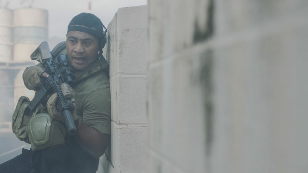 Junior (Beulah Koale) essuie des tirs lors d'une mission au Mexique.