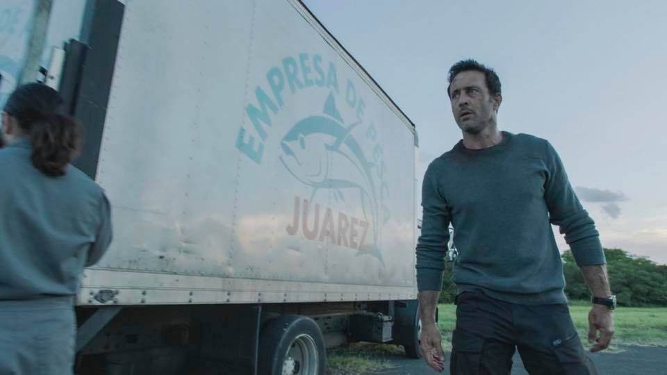 McGarrett (Alex O'Loughlin) se trouve devant un camion.