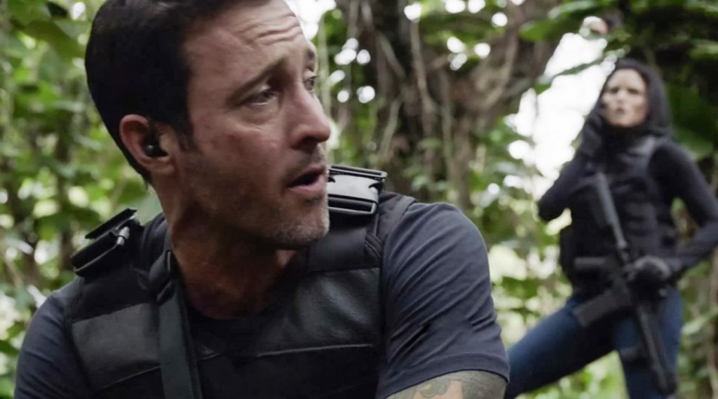 McGarrett (Alex O'Loughlin) se trouve dans la jungle en compagnie de Quinn (Katrina Law).