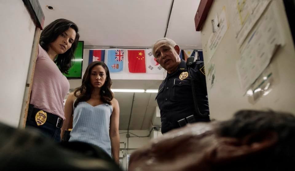 Quinn (Katrina Law), Tani (Meaghan Rath) et Duke (Dennis Chun) viennent de découvrir un cadavre.