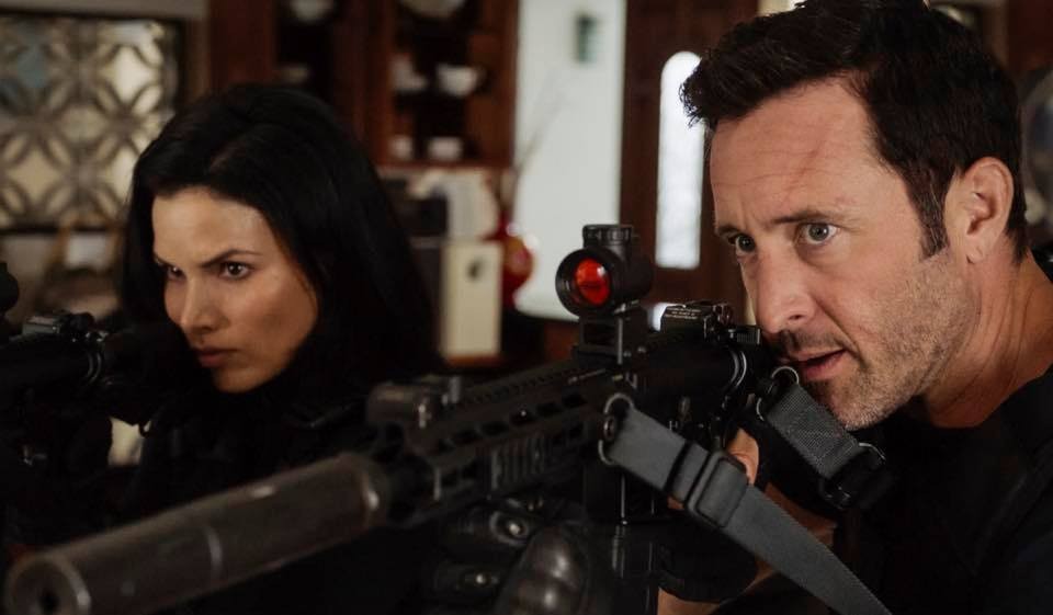 Quinn (Katrina Law) et Steve (Alex O'Loughlin) pointent leurs armes sur une personne.