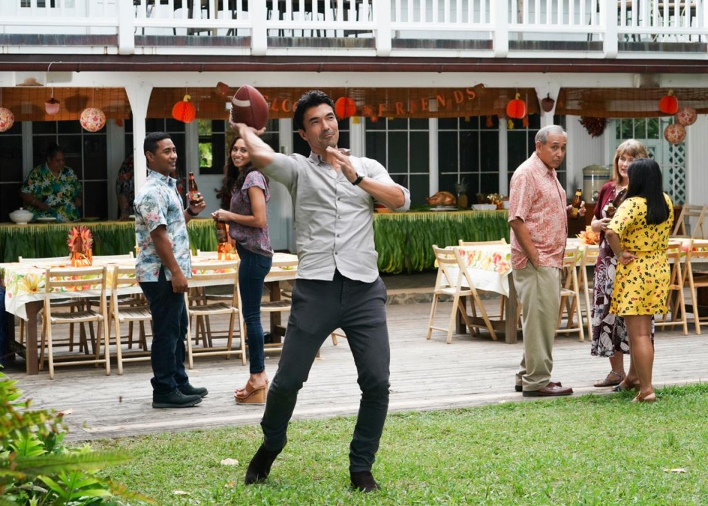 Adam (Ian Anthony Dale) joue au football américain.