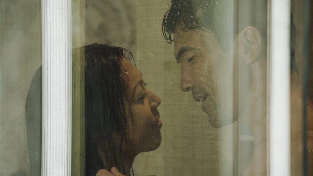 Adam (Ian Anthony Dale) et Tamiko (Brittany Ishibashi) profitent d'un moment sous la douche.