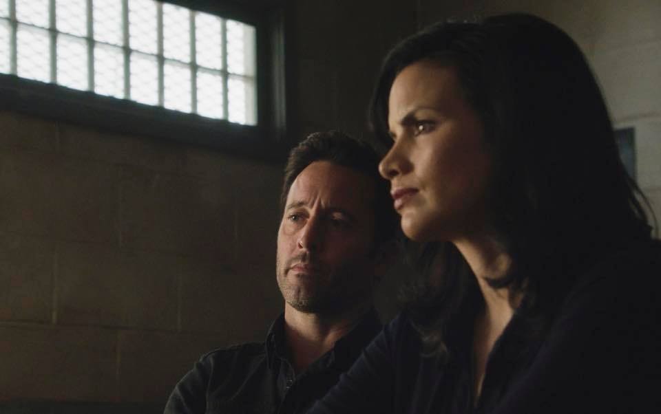 Steve (Alex O'Loughlin) et Quinn (Katrina Law) interrogent un homme en prison.