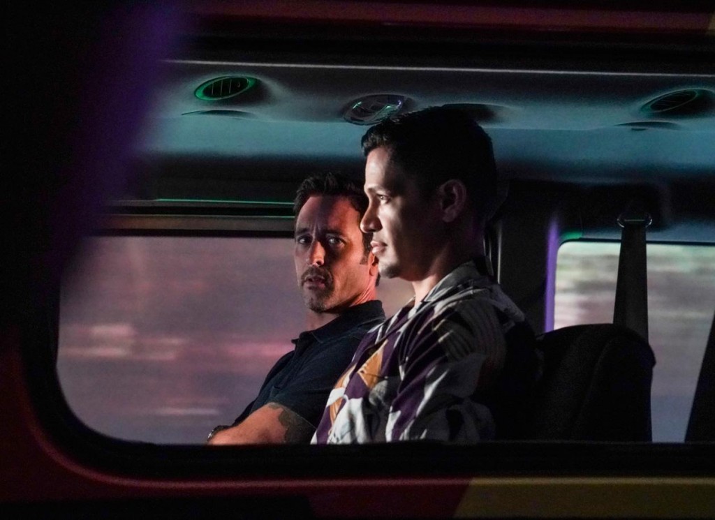 A l'arrière de la voiture, Steve (Alex O'Loughlin) et Magnum (Jay Hernandez) sont en pleine conversation.