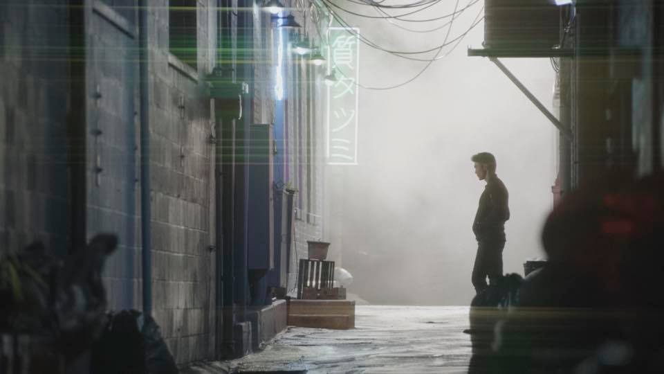 Adam (Ian Anthony Dale) patiente dans une petite ruelle.