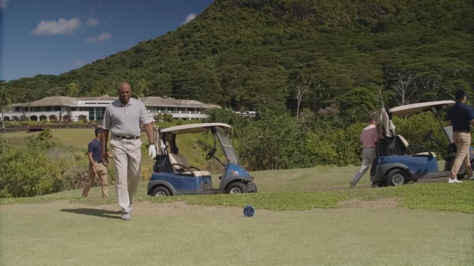 Grover (Chi McBride) marche sur un terrain de golf.