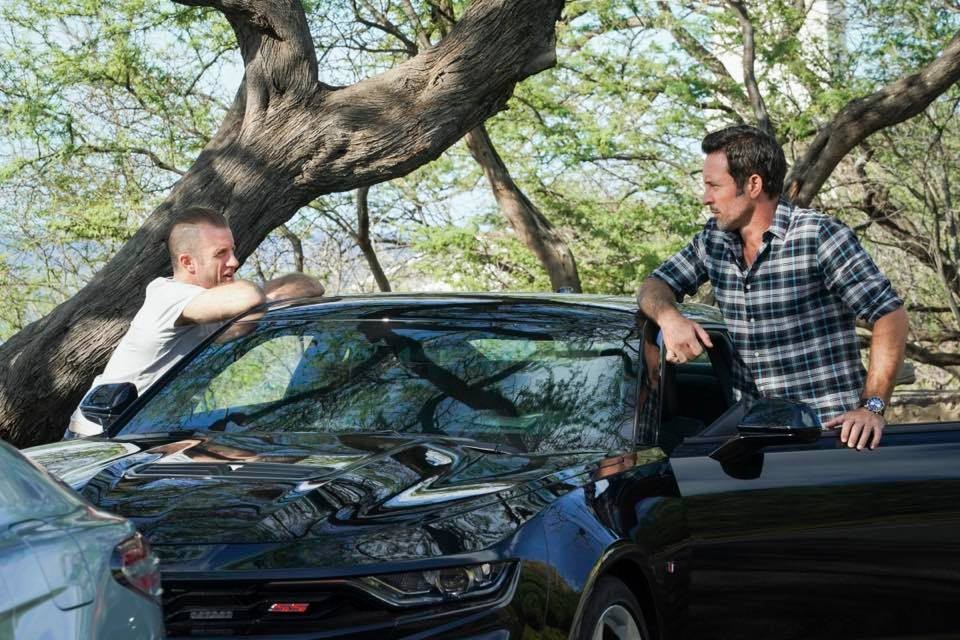 Danny (Scott Caan) et Steve (Alex O'Loughlin) discutent près de leur voiture.